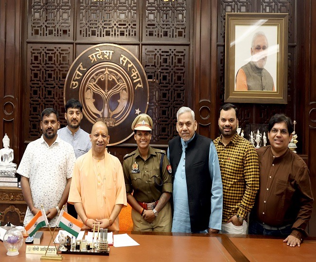 उप्र : लखनऊ में विश्वकप विजेता क्रिकेटर दीप्ति शर्मा का स्वागत, सीएम और डीजीपी ने दी बधाई उप्र : लखनऊ में विश्वकप विजेता क्रिकेटर दीप्ति शर्मा का स्वागत, सीएम और डीजीपी ने दी बधाई