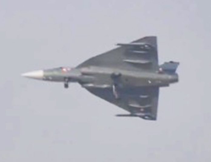 दुबई एयर शो के दौरान फाइटर जेट तेजस हुआ दुर्घटनाग्रस्त, हादसे में पायलट की मौत की खबर दुबई एयर शो के दौरान फाइटर जेट तेजस हुआ दुर्घटनाग्रस्त, हादसे में पायलट की मौत की खबर