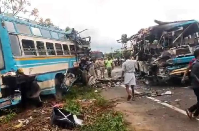 तमिलनाडु : तेनकासी जिले में 2 बसों की टक्कर में 6 की मौत और 28 के घायल होने की खबर तमिलनाडु : तेनकासी जिले में 2 बसों की टक्कर में 6 की मौत और 28 के घायल होने की खबर