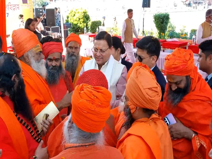 उत्तराखंड के सीएम धामी ने 2027 कुंभ मेले की तैयारियों पर चर्चा के लिए अखाड़ों के संतों के साथ बैठक की