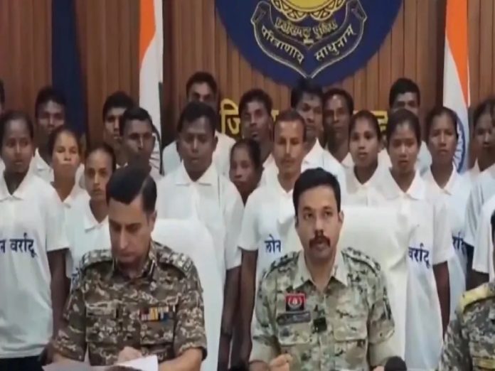 छत्तीसगढ़ के दंतेवाड़ा में 37 नक्सलियों ने किया सरेंडर