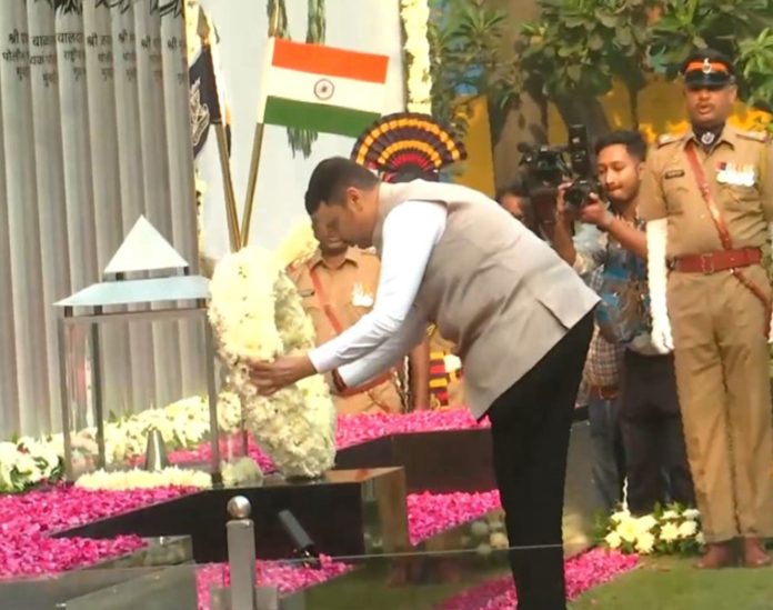 महाराष्ट्र के सीएम देवेंद्र फडणवीस ने 26/11 हमले के पीड़ितों को श्रद्धांजलि अर्पित की