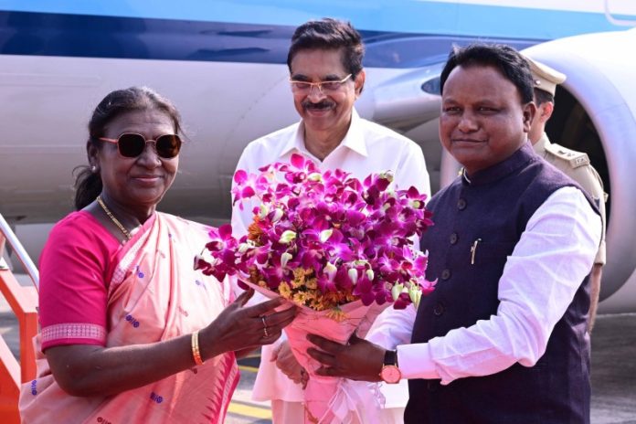 दो दिवसीय दौरे पर भुवनेश्वर पहुंचीं राष्ट्रपति द्रौपदी मुर्मू