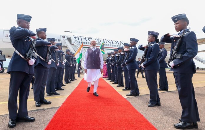 जी-20 समिट में हिस्सा लेने जोहान्सबर्ग पहुंचे पीएम मोदी, एअर फोर्स बेस पर हुआ भव्य स्वागत जी-20 समिट में हिस्सा लेने जोहान्सबर्ग पहुंचे पीएम मोदी, एअर फोर्स बेस पर हुआ भव्य स्वागत