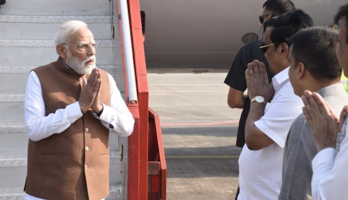 गुजरात : पीएम मोदी ने सूरत में निर्माणाधीन बुलेट ट्रेन स्टेशन का किया दौरा गुजरात : पीएम मोदी ने सूरत में निर्माणाधीन बुलेट ट्रेन स्टेशन का किया दौरा