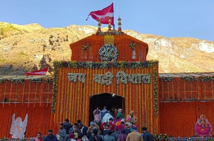 शीतकाल के लिए बंद हुए बद्रीनाथ धाम के कपाट, गूंजे बद्री विशाल के जयकारे