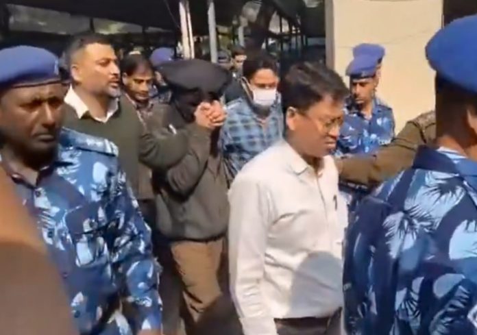 दिल्ली ब्लास्ट केस : कोर्ट ने आमिर राशिद अली को 10 दिन की एनआईए हिरासत में भेजा दिल्ली ब्लास्ट केस : कोर्ट ने आमिर राशिद अली को 10 दिन की एनआईए हिरासत में भेजा