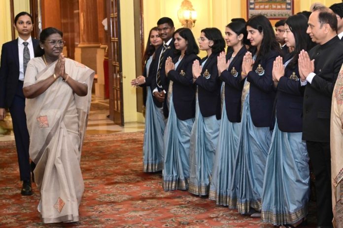 भारतीय राजस्व सेवा (सीमा शुल्क और अप्रत्यक्ष कर) के प्रशिक्षु अधिकारियों ने राष्ट्रपति मुर्मू से मुलाकात की भारतीय राजस्व सेवा (सीमा शुल्क और अप्रत्यक्ष कर) के प्रशिक्षु अधिकारियों ने राष्ट्रपति मुर्मू से मुलाकात की