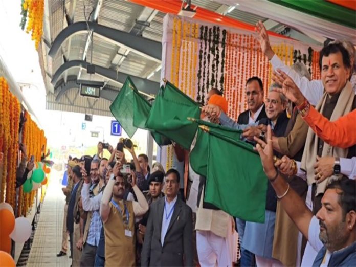 केंद्रीय मंत्री अश्विनी वैष्णव और गजेंद्र शेखावत ने 'स्वर्ण नगरी' जैसलमेर-दिल्ली ट्रेन का किया उद्घाटन केंद्रीय मंत्री अश्विनी वैष्णव और गजेंद्र शेखावत ने 'स्वर्ण नगरी' जैसलमेर-दिल्ली ट्रेन का किया उद्घाटन