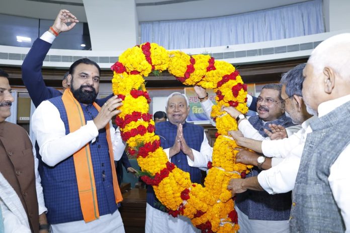 एनडीए विधायक दल के नेता चुने गए नीतीश कुमार, कल 10वीं बार सीएम पद की शपथ लेंगे