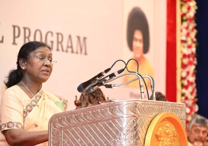 राष्ट्रपति द्रौपदी मुर्मू ने श्री सत्य साई बाबा के शताब्दी समारोह के उपलक्ष्य में आयोजित विशेष सत्र में भाग लिया राष्ट्रपति द्रौपदी मुर्मू ने श्री सत्य साई बाबा के शताब्दी समारोह के उपलक्ष्य में आयोजित विशेष सत्र में भाग लिया