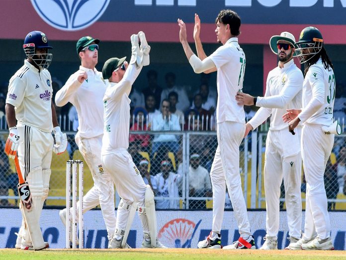 IND vs SA 2nd Test : जानसन के 6 विकेट से भारत 201 रन पर सिमटा, तीसरे दिन स्टंप्स तक दक्षिण अफ्रीका की बढ़त 314 रन की IND vs SA 2nd Test : जानसन के 6 विकेट से भारत 201 रन पर सिमटा, तीसरे दिन स्टंप्स तक दक्षिण अफ्रीका की बढ़त 314 रन की