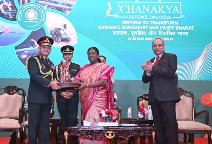 भारतीय सेना के सेमिनार चाणक्य रक्षा संवाद-2025 के तीसरे संस्करण में शामिल हुईं राष्ट्रपति द्रौपदी मुर्मू भारतीय सेना के सेमिनार चाणक्य रक्षा संवाद-2025 के तीसरे संस्करण में शामिल हुईं राष्ट्रपति द्रौपदी मुर्मू