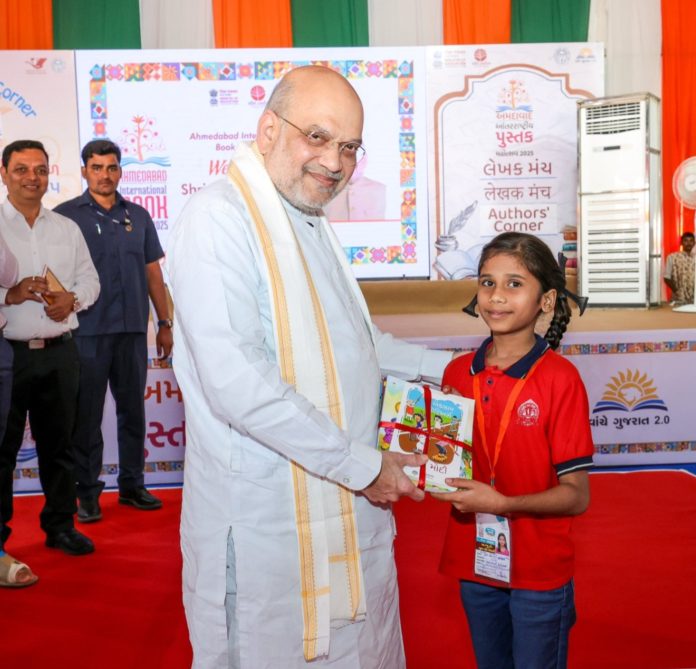 केंद्रीय गृह मंत्री अमित शाह ने ‘अहमदाबाद अंतरराष्ट्रीय पुस्तक मेला’ में बच्चों को पुस्तकें वितरित कीं और विभिन्न स्टॉलों का अवलोकन किया