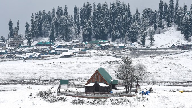 उत्तर भारत और मध्य भारत: तेज़ शीतलहर की स्थिति, पहाड़ों में बर्फबारी और भारी बारिश का अलर्ट