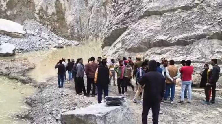 सोनभद्र: ड्रिलिंग के दौरान खदान धंसने से एक मजदूर की मौत, 15 श्रमिक दबे होने की आशंका