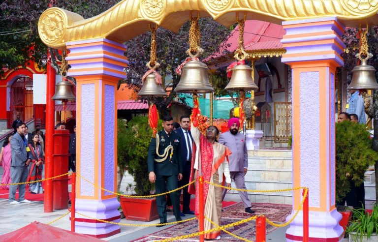 राष्‍ट्रपति द्रौपदी मुर्मु मां नयना देवी मंदिर में पूजा अर्चना की