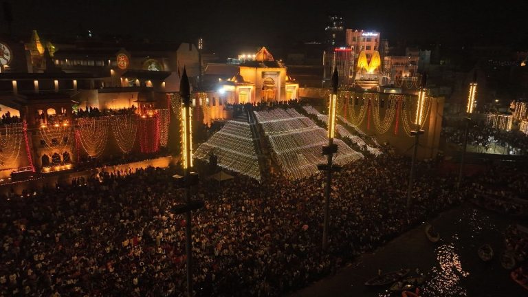 वाराणसी में मनाई जा रही है देव दीपावली, गंगा आरती होगी मुख्य आकर्षण