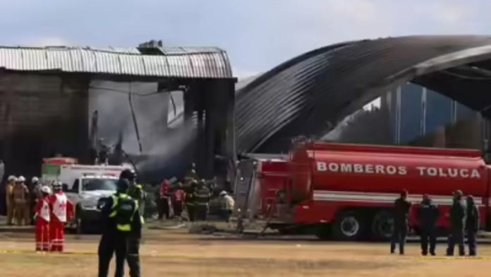 मेक्सिको में इमरजेंसी लैंडिंग के दौरान छत से टकराया प्राइवेट जेट, 7 लोगों की मौत की खबर मेक्सिको में इमरजेंसी लैंडिंग के दौरान छत से टकराया प्राइवेट जेट, 7 लोगों की मौत की खबर