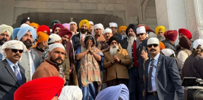 दिल्ली की सीएम रेखा गुप्ता और भाजपा के 6 मंत्री 350वें स्मरणोत्सव पर प्रार्थना करने स्वर्ण मंदिर पहुंचे दिल्ली की सीएम रेखा गुप्ता और भाजपा के 6 मंत्री 350वें स्मरणोत्सव पर प्रार्थना करने स्वर्ण मंदिर पहुंचे