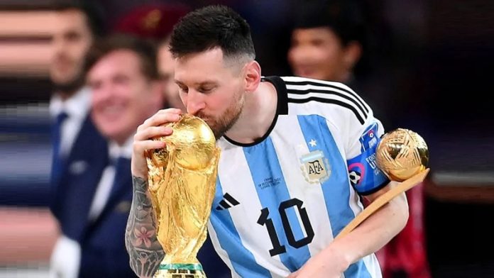 कोलकाता पहुंचे स्टार फुटबॉलर लियोनेल मेसी, आज होगा भव्य कार्यक्रम कोलकाता पहुंचे स्टार फुटबॉलर लियोनेल मेसी, आज होगा भव्य कार्यक्रम