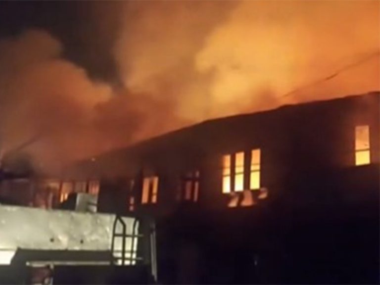 जम्मू-कश्मीर : श्रीनगर के मुनवराबाद इलाके में लगी भीषण आग