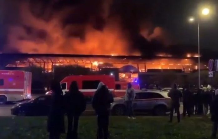 रूस : सेंट पीटर्सबर्ग के बाजार में जोरदार धमाकों के साथ लगी भीषण आग, एक की मौत की खबर रूस : सेंट पीटर्सबर्ग के बाजार में जोरदार धमाकों के साथ लगी भीषण आग, एक की मौत की खबर