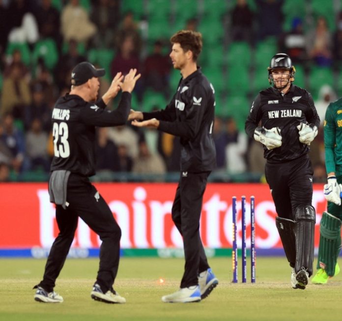 न्यूजीलैंड ने भारत के खिलाफ वनडे और टी20 सीरीज के लिए किया टीम का ऐलान न्यूजीलैंड ने भारत के खिलाफ वनडे और टी20 सीरीज के लिए किया टीम का ऐलान