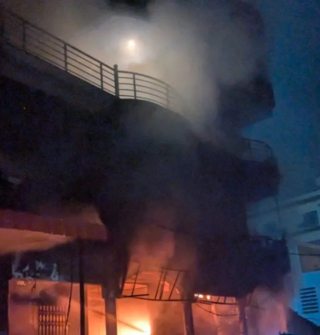 उप्र : लखनऊ में स्वीट हाउस में लगी भीषण आग उप्र : लखनऊ में स्वीट हाउस में लगी भीषण आग