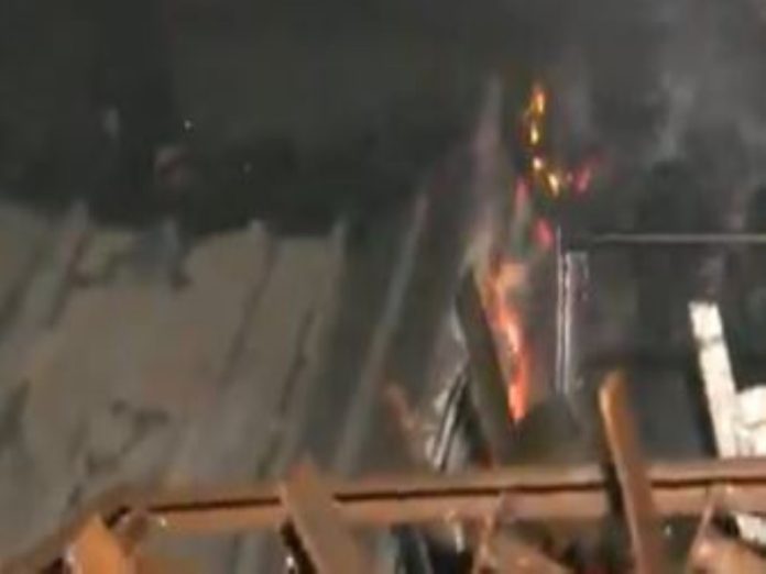 मप्र : इंदौर में खजराना दुकानों के बंद परिसर में लगी आग