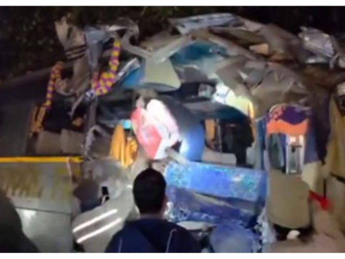 उत्तर प्रदेश के बस्ती में ट्रक और बस की टक्कर में 4 तीर्थयात्रियों की मौत और 20 के घायल होने की खबर