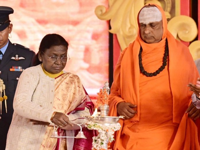 राष्ट्रपति मुर्मू ने आदि जगद्गुरु श्री शिवरात्रीश्वर शिवयोगी महास्वामीजी के 1066वें जयंती समारोह का किया उद्घाटन