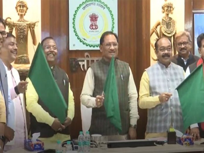 छत्तीसगढ़ : सीएम विष्णु देव साय ने 180 गांवों को जोड़ने वाली ग्रामीण बस सेवा योजना के दूसरे चरण का किया उद्घाटन छत्तीसगढ़ : सीएम विष्णु देव साय ने 180 गांवों को जोड़ने वाली ग्रामीण बस सेवा योजना के दूसरे चरण का किया उद्घाटन