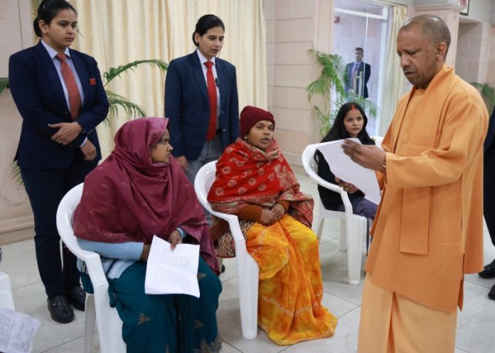 उप्र : सीएम योगी ने लखनऊ में 'जनता दर्शन' के दौरान लोगों की समस्याएं सुनीं उप्र : सीएम योगी ने लखनऊ में 'जनता दर्शन' के दौरान लोगों की समस्याएं सुनीं