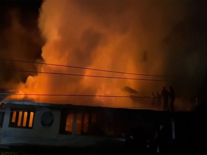 उत्तराखंड : नैनीताल में स्कूल की इमारत में लगी भीषण आग, किसी के हताहत होने की खबर नहीं उत्तराखंड : नैनीताल में स्कूल की इमारत में लगी भीषण आग, किसी के हताहत होने की खबर नहीं