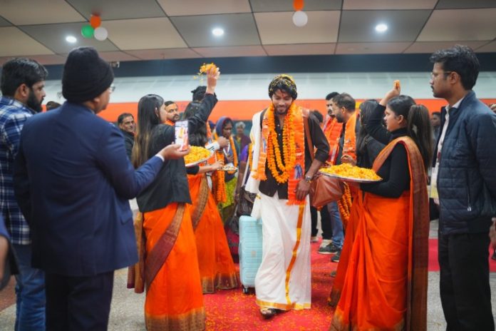 उप्र : काशी तमिल संगमम 4.0 के लिए तमिलनाडु से आया दूसरा दल, डमरू वादन और पुष्पवर्षा के बीच हुआ भव्य स्वागत