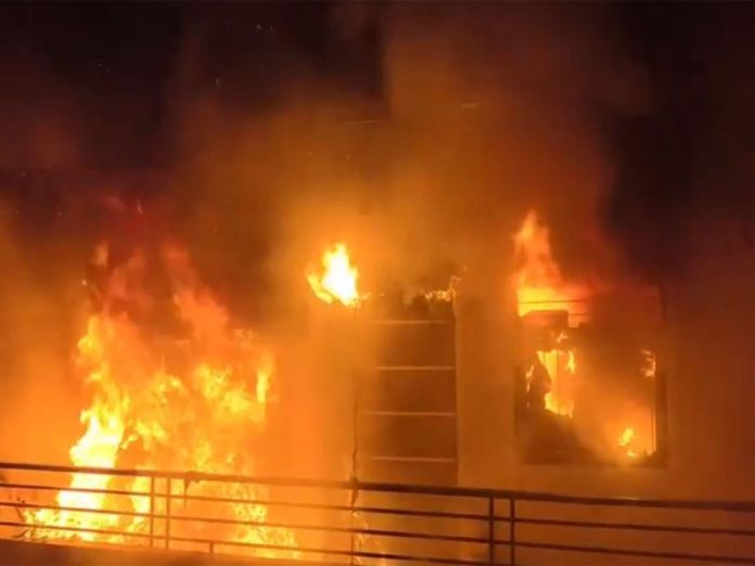 अजमेर : किशनगढ़ के जूते के गोदाम में लगी भीषण आग अजमेर : किशनगढ़ के जूते के गोदाम में लगी भीषण आग