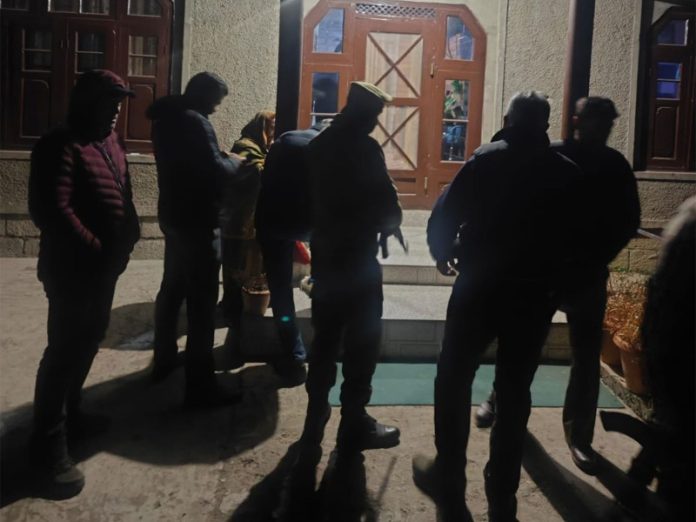 जम्मू-कश्मीर : आतंकवाद के मामले में काउंटर-इंटेलिजेंस कश्मीर ने पूरे कश्मीर में तलाशी अभियान चलाया जम्मू-कश्मीर : आतंकवाद के मामले में काउंटर-इंटेलिजेंस कश्मीर ने पूरे कश्मीर में तलाशी अभियान चलाया