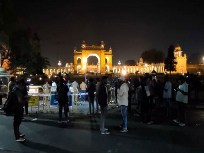 कर्नाटक : मैसूरु में हीलियम गुब्बारे का सिलेंडर फटने से एक व्यक्ति की मौत और 5 के घायल होने की खबर