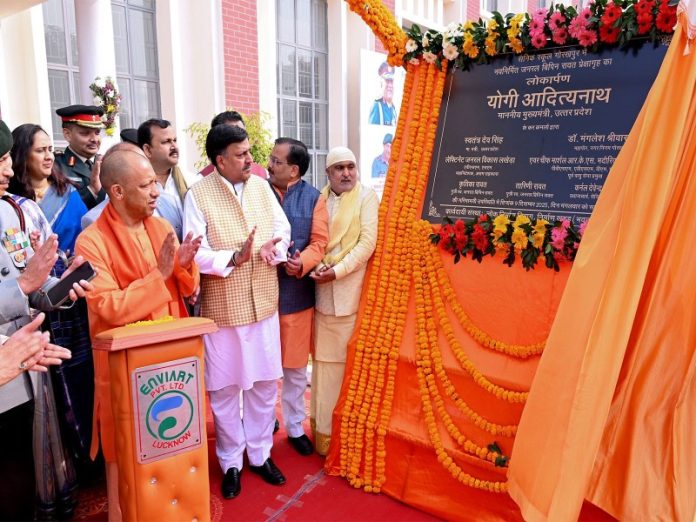 उप्र : सीएम योगी ने गोरखपुर में भारत के पहले सीडीएस जनरल बिपिन रावत के नाम पर बने ऑडिटोरियम का किया उद्घाटन उप्र : सीएम योगी ने गोरखपुर में भारत के पहले सीडीएस जनरल बिपिन रावत के नाम पर बने ऑडिटोरियम का किया उद्घाटन