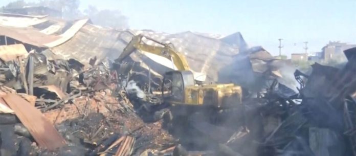 मप्र : भोपाल के एक टिंबर मार्केट में लगी भीषण आग