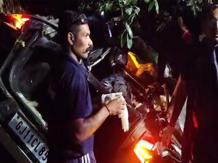 गुजरात : अमरेली में कार के पेड़ से टकराने से 3 लोगों की मौत और एक के घायल होने की खबर