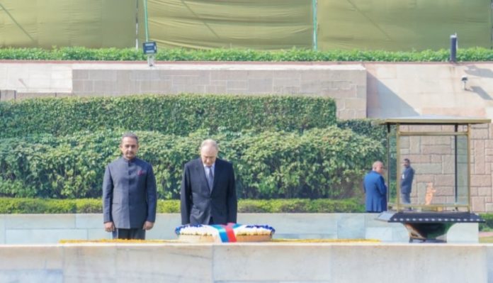 नई दिल्ली : रूस के राष्ट्रपति पुतिन ने राजघाट पर महात्मा गांधी को दी श्रद्धांजलि, पीएम मोदी संग आज भारत-रूस शिखर वार्ता