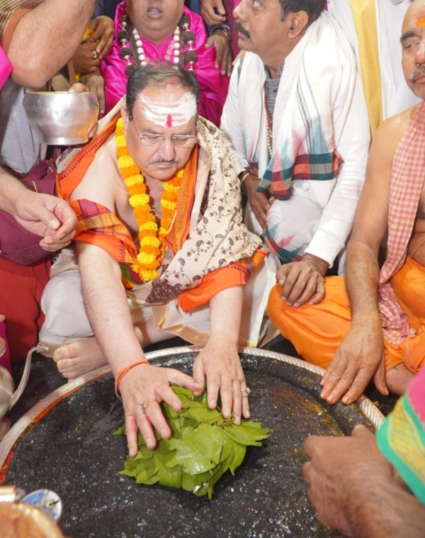 केंद्रीय मंत्री जेपी नड्डा ने देवघर में श्री बाबा बैद्यनाथ ज्योतिर्लिंग मंदिर में पूजा-अर्चना की केंद्रीय मंत्री जेपी नड्डा ने देवघर में श्री बाबा बैद्यनाथ ज्योतिर्लिंग मंदिर में पूजा-अर्चना की