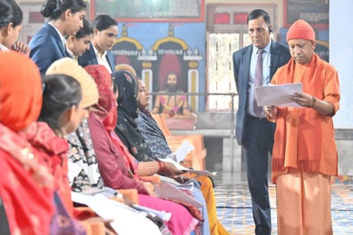 यूपी के सीएम योगी ने गोरखनाथ मंदिर में यूपी के सीएम योगी ने गोरखनाथ मंदिर में