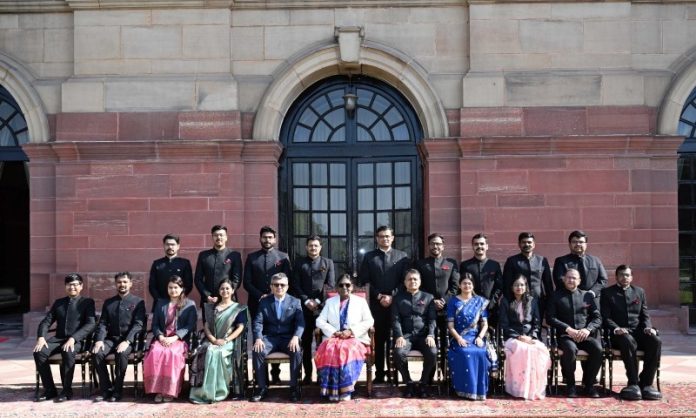 भारतीय रक्षा लेखा सेवा के परिवीक्षाधीन अधिकारियों ने राष्ट्रपति मुर्मू से की मुलाकात