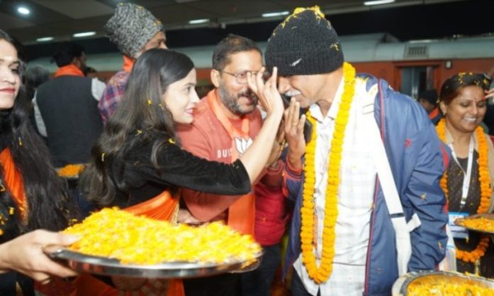 काशी तमिल संगमम 4.0 के लिए तमिलनाडु से आया चौथा दल, डमरू वादन और पुष्पवर्षा के बीच हुआ स्वागत काशी तमिल संगमम 4.0 के लिए तमिलनाडु से आया चौथा दल, डमरू वादन और पुष्पवर्षा के बीच हुआ स्वागत