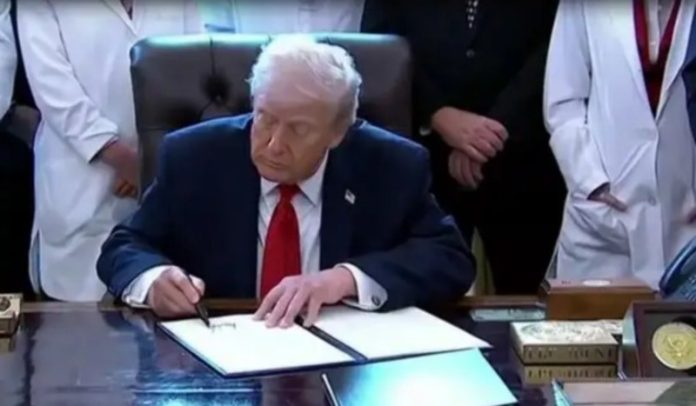 अमेरिका : राष्ट्रपति डोनाल्ड ट्रंप ने 9 फार्मास्युटिकल कंपनियों के साथ नए समझौतों की घोषणा की