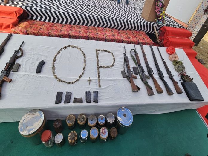 मलकानगिरी में ओडिशा पुलिस के सामने 22 नक्सलियों ने किया आत्मसमर्पण