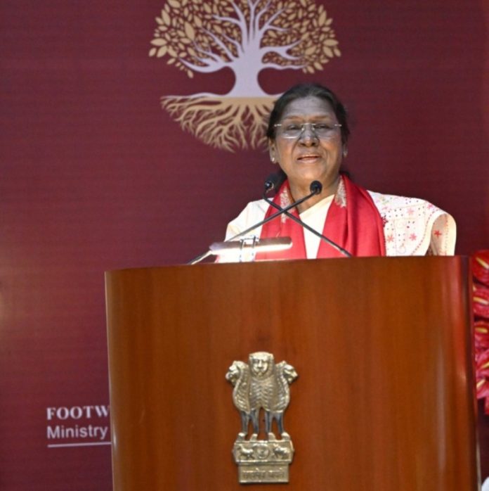 राष्ट्रपति मुर्मू ने फुटवियर डिजाइन एवं विकास संस्थान के दीक्षांत समारोह को किया संबोधित